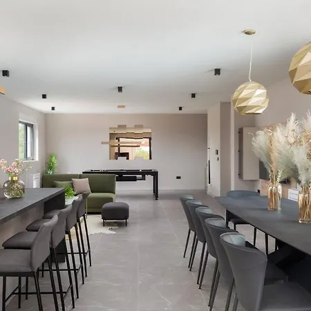 Beautiful Scallop Villa *